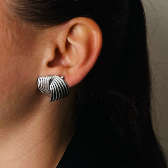 New Silver Whirl Stud Earrings Geometric - Picture 4 of 7